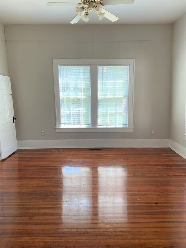 Foto del edificio - 4 BR 4 BA on Queen City Ave available Augu...