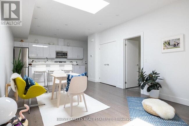 Building Photo - 2076 Dundas St W