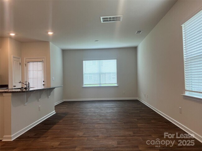 Foto del edificio - 7117 North Mills Rd