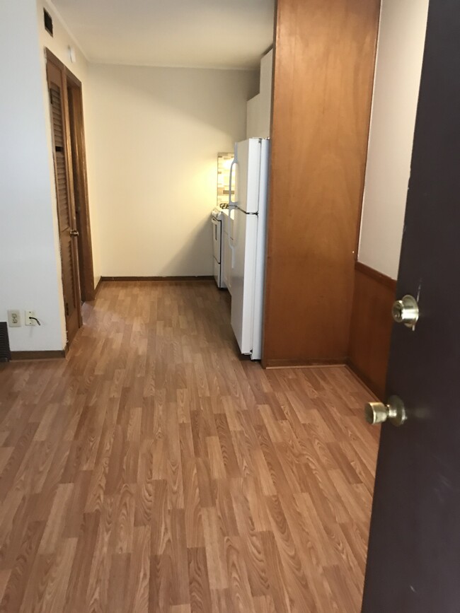 Pergo Floors in Kitchen, Bath and Living room - 1717 Summit St