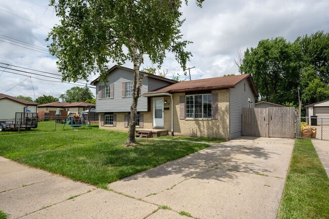 Building Photo - Must see FOUR bedroom Trilevel home