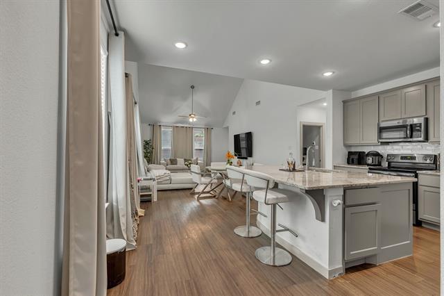 Foto del edificio - 4011 Logan Dr