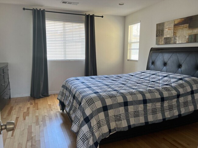Building Photo - 3 Bedroom Townhome in Fullerton