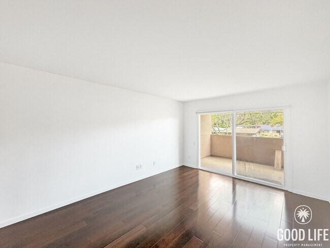 Foto del edificio - Beautiful 1BD/1BA W/ Reserved Parking and Laundry On-Site in Pacific Beach!