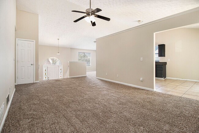 Foto del edificio - Rare Find: 4 Bedroom + 3 Bathroom + 2-Car ...