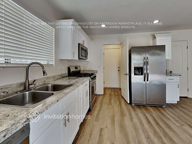 Building Photo - 651 E Banelli Pl