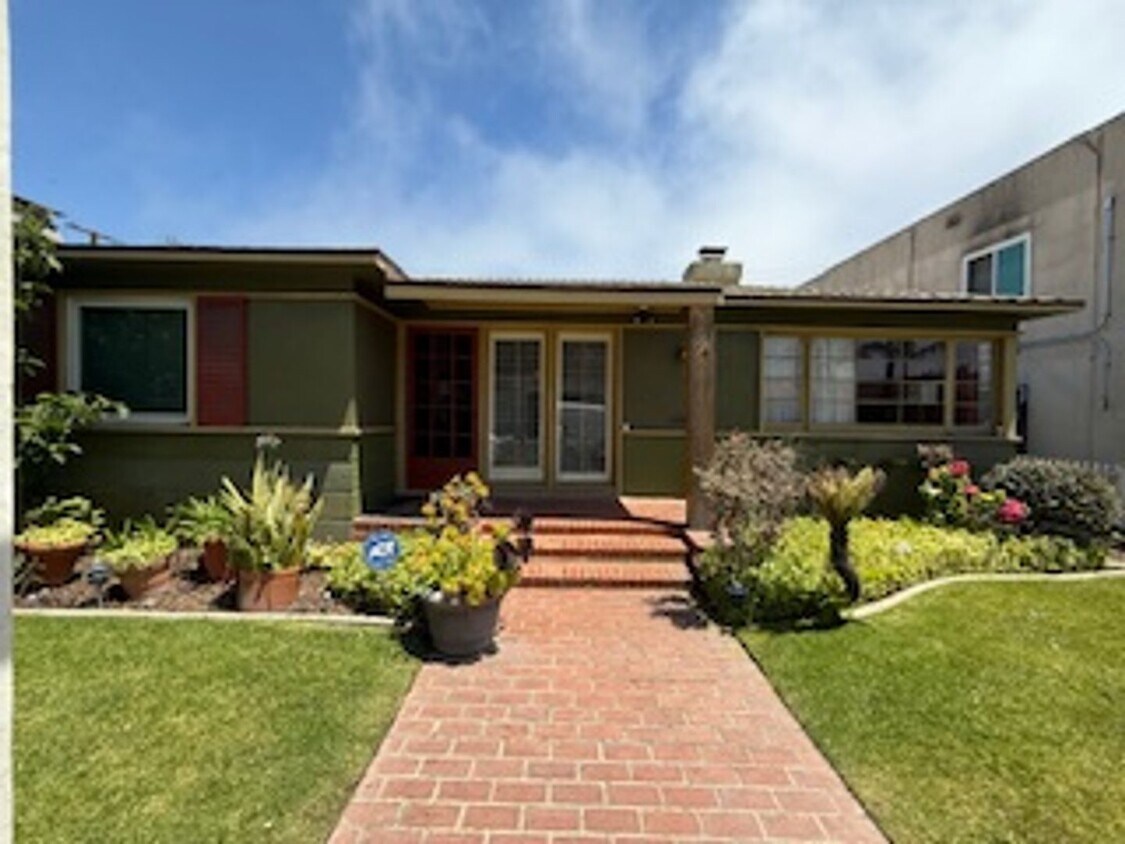 Primary Photo - Beautiful Fully Furnished House in Belmont...