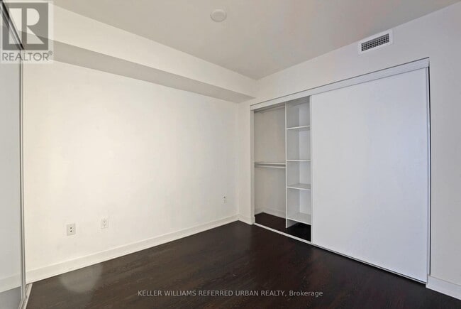 Photo du bâtiment - 775-775 King St W