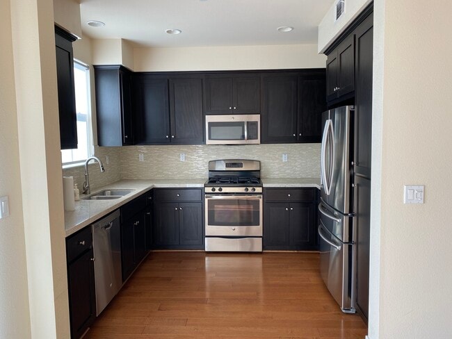 Well equipped shining kitchen with marble countertop. - 906 Arietta Dr