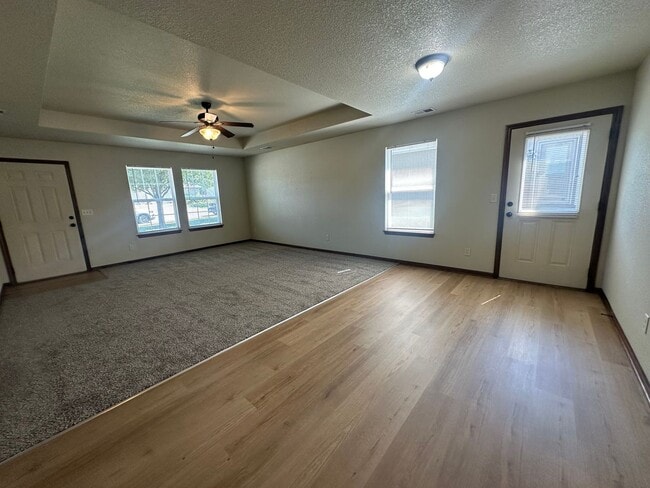 Building Photo - 3 Bed Single Level Duplex in Lee’s Summit