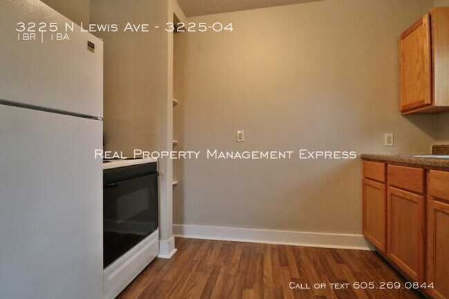 Building Photo - 3225 N Lewis Ave