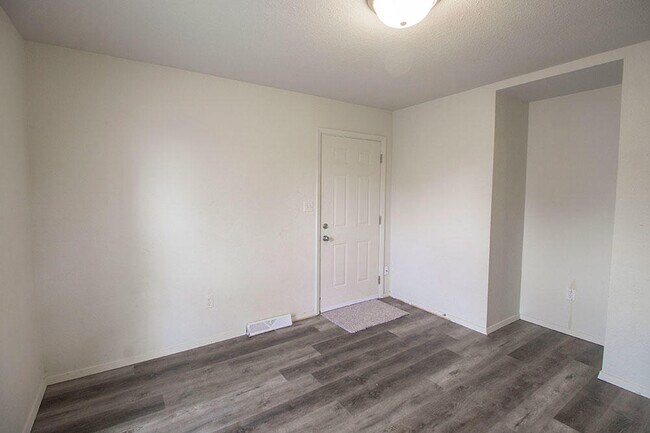 Foto del edificio - 215 West Blvd N