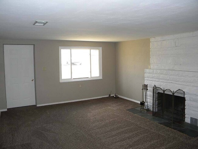 Building Photo - Charming Ranch with Fireplace, 2 Garages & Large Yard