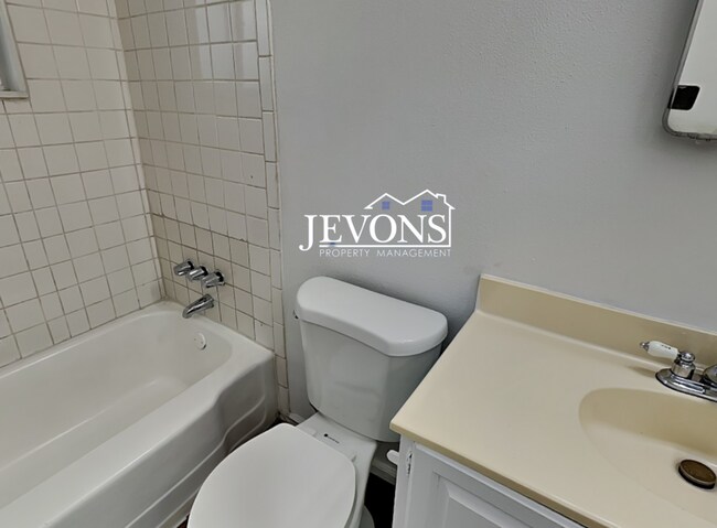 Foto del edificio - Charming 2-bedroom apartment just minutes from Pritchard Island Beach, with easy access to I-5