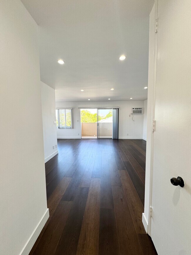 Building Photo - 1551 S Sherbourne Dr