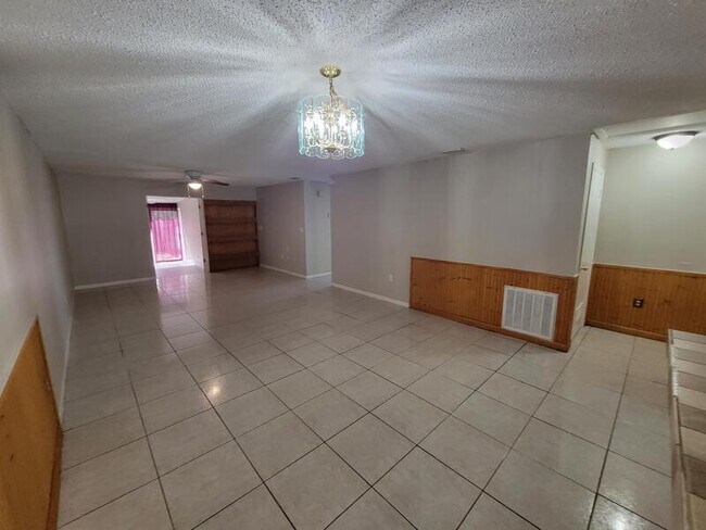 Foto del edificio - 1711 Azalea Ct