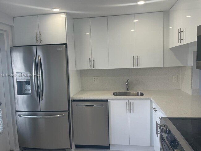 Building Photo - 3181 S Ocean Dr