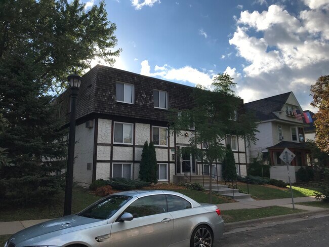 Building Photo - 2209 Bryant Ave S