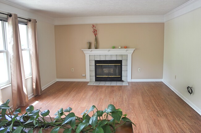 Family Room - 105 Woodbine Dr