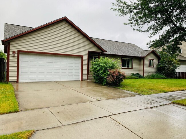 Building Photo - Single Level - 3 Bed - 2 Bath - Pet Friendly