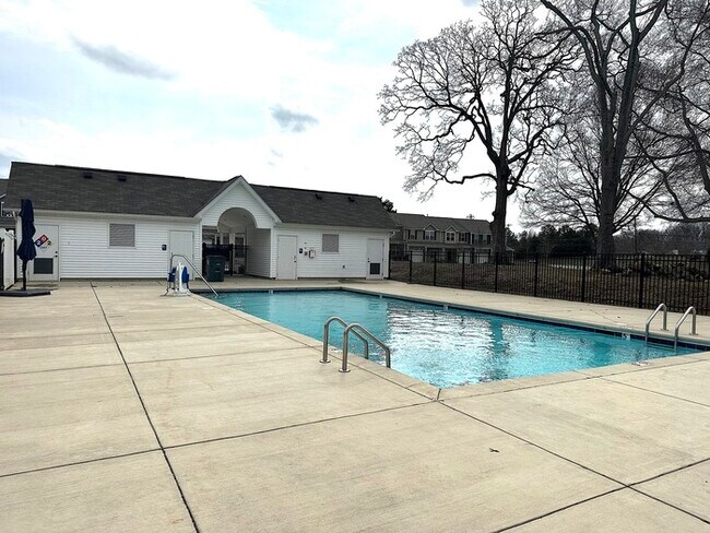 Building Photo - Unfurnished three bedroom 2.5 bathroom Tow...