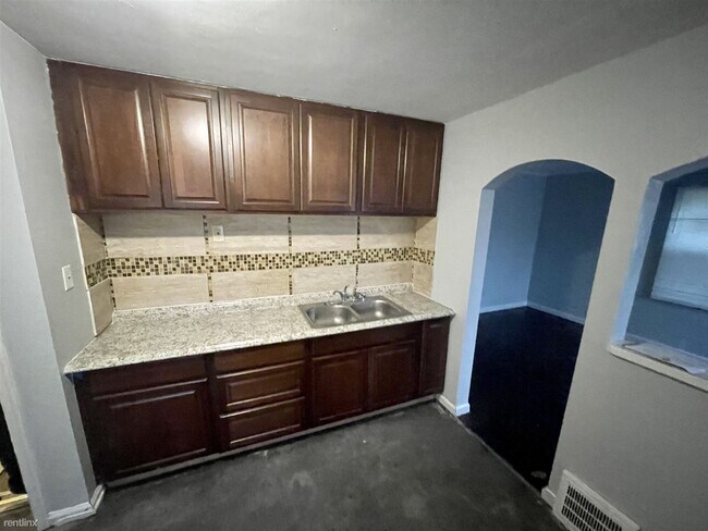 Building Photo - 4 br, 1.5 bath House - 18545 Huntington Av...