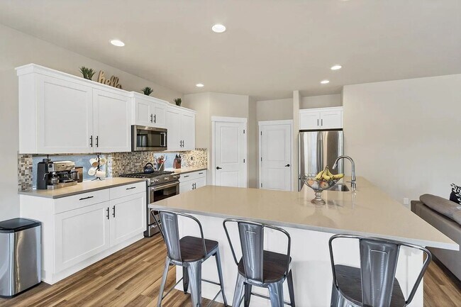 Building Photo - Stunning home with awesome amenities in Th...