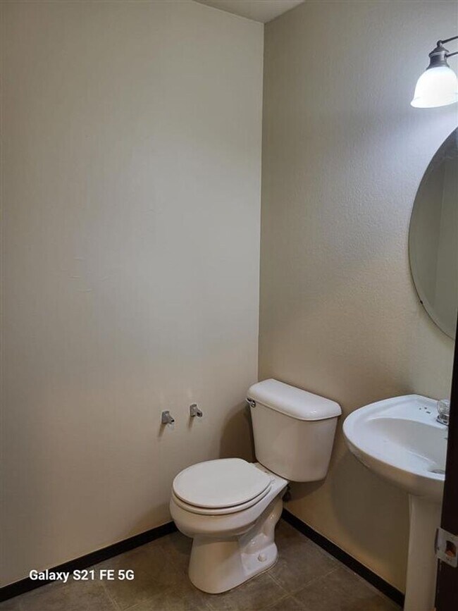 Building Photo - MOVE IN SPECIAL $200.00-Beautiful 3 Bed 2....