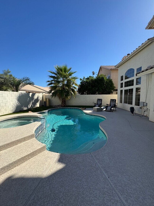 Foto del edificio - 5 bedroom lake community plus private pool...