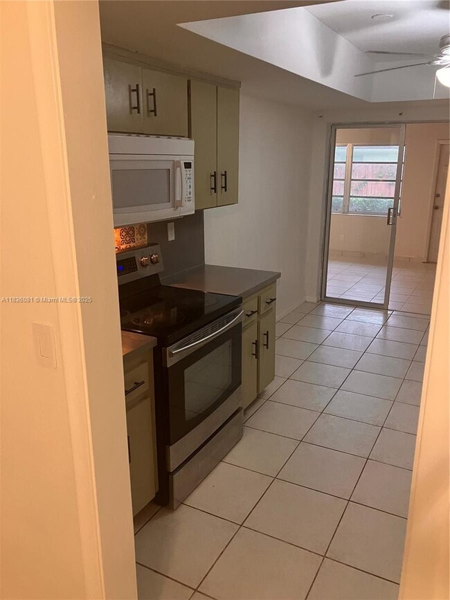 Building Photo - 10901 SW 78th Ave