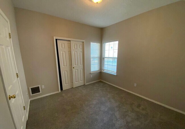 Building Photo - Beautiful 4 Bedroom 3 Bath Home in the NE!