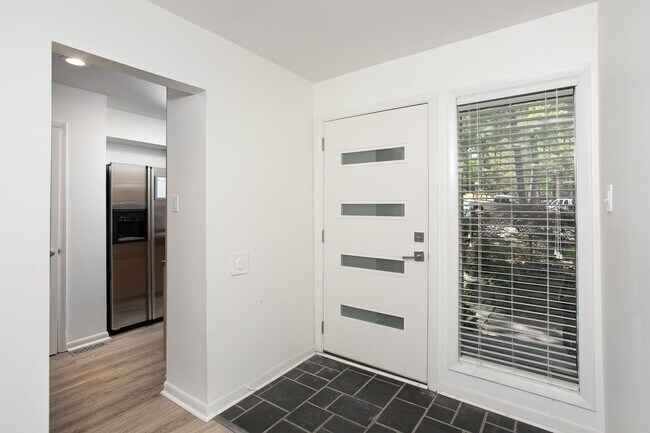 Foto del edificio - 3 level end unit townhome in AWESOME locat...