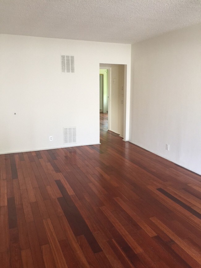 Foto del edificio - 1036 N Stanley Ave