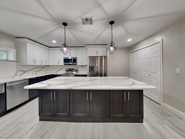 Building Photo - 2820 Abington Ave