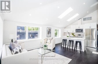 Building Photo - 200 Munro St