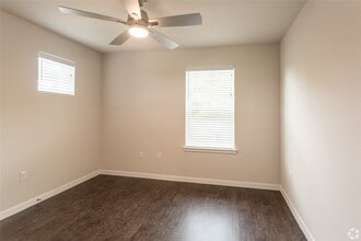 Building Photo - 3300 Oak Creek Dr