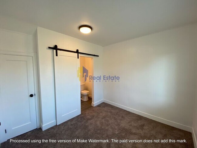 Building Photo - 1 Bed 1 Bath Duplex Everett