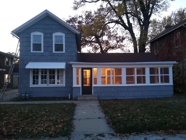 Building Photo - 306 S Park St