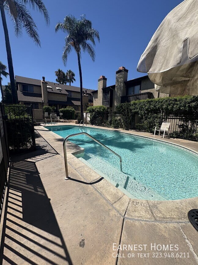 Foto del edificio - 9625 Sylmar Ave