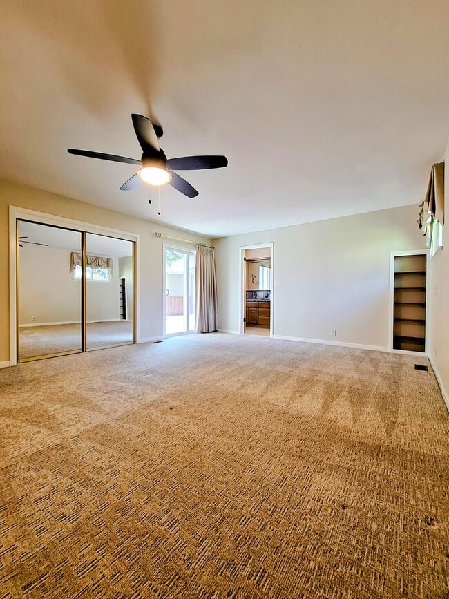 Building Photo - Beautiful 3bd Single Story House on One of...