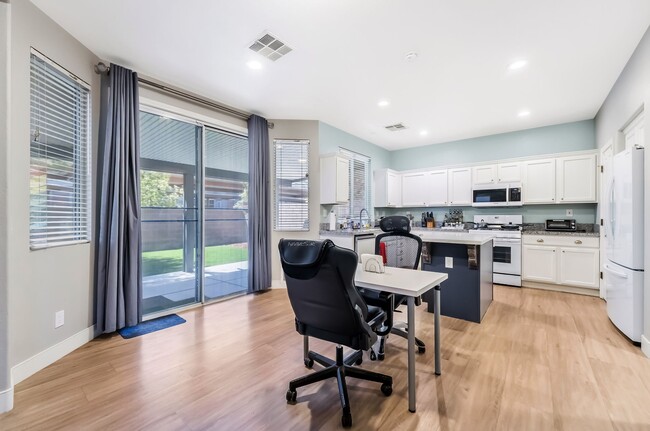 Building Photo - 9921 Canyon Peak Dr