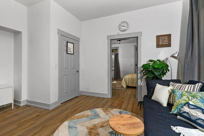 Building Photo - 2127 W Clifton Ave