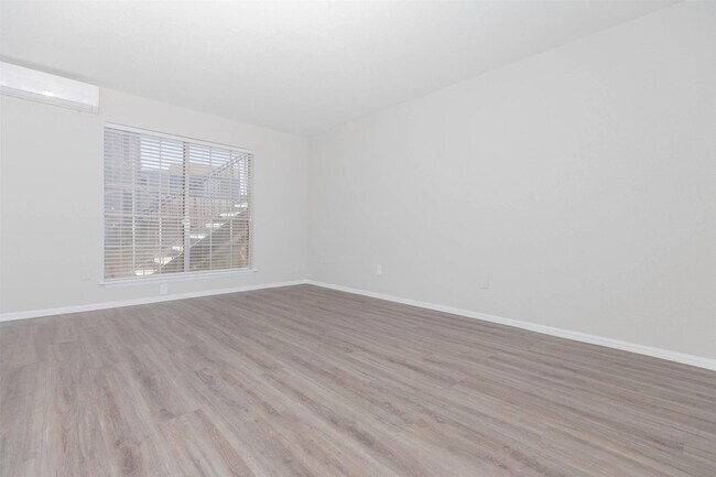 Foto del edificio - 3125 Crestdale Dr
