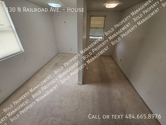 Foto del edificio - 130 N Railroad St
