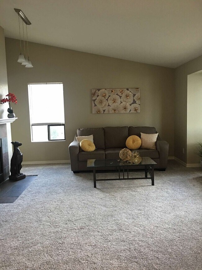 Hermosa y amplia sala de estar - 1700 W Sunn Fjord Ln