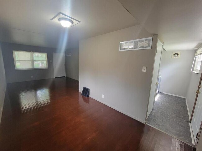 Building Photo - 10542 Spring Garden Dr