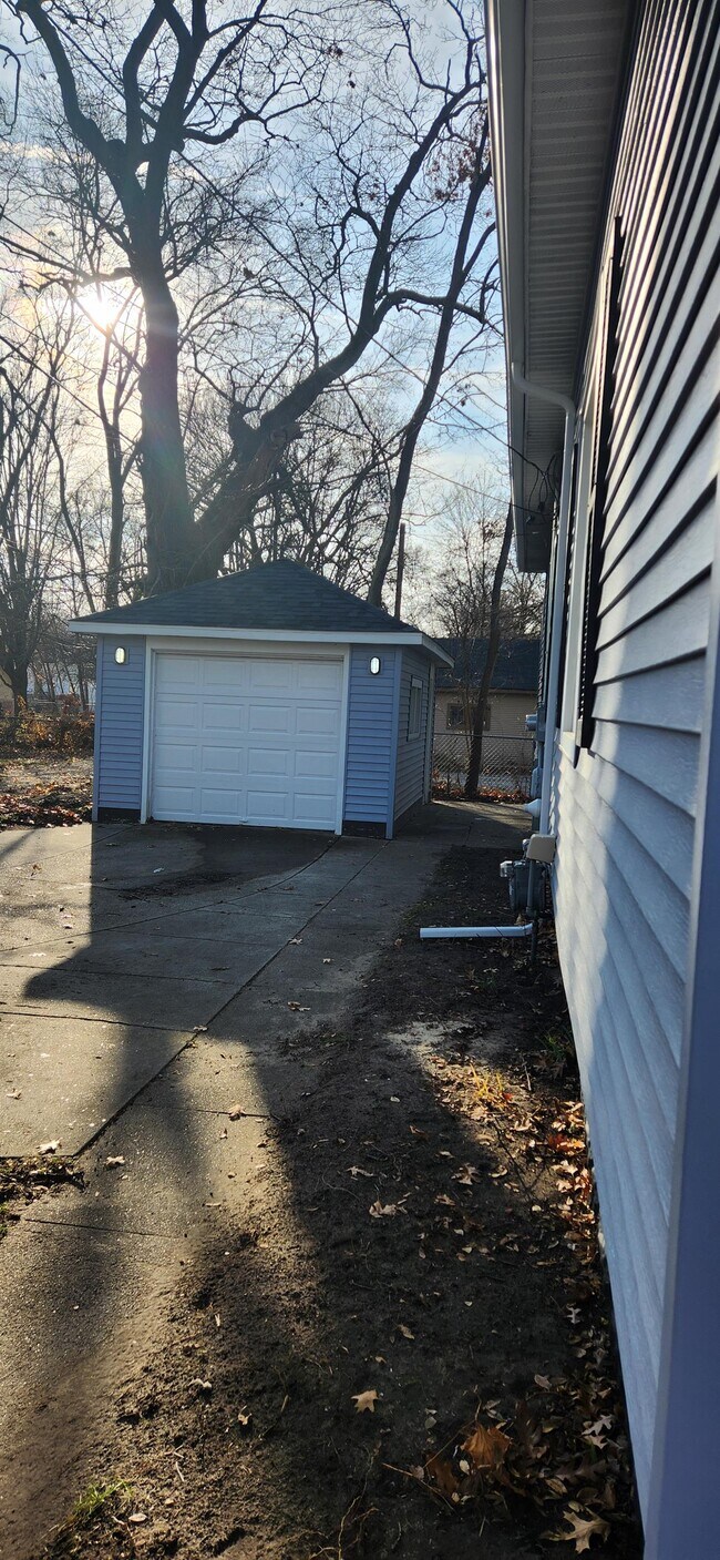 Building Photo - 1335 5th St