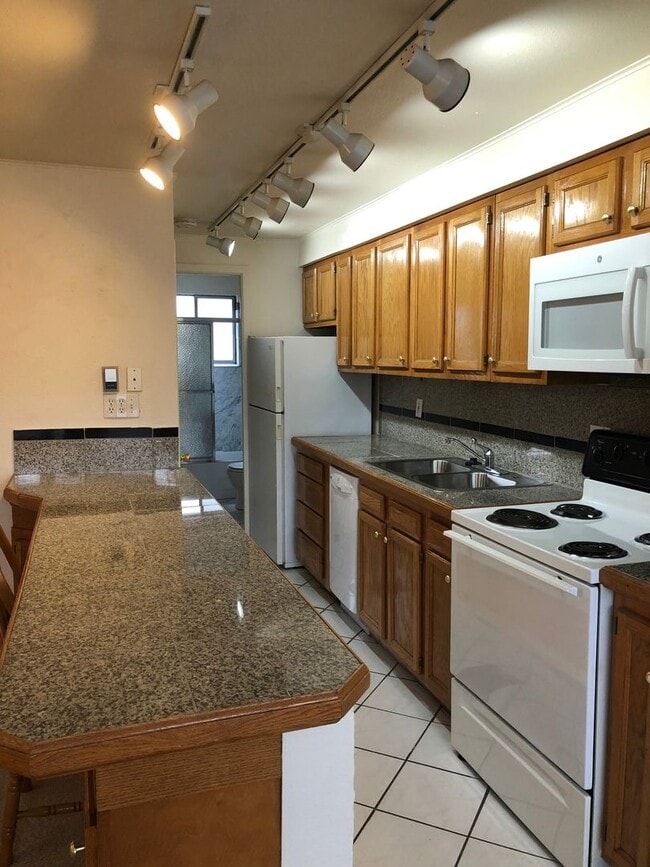 Photo - RENT SPECIAL! 1 BD on the TOP FLOOR. Cats ... Apartment