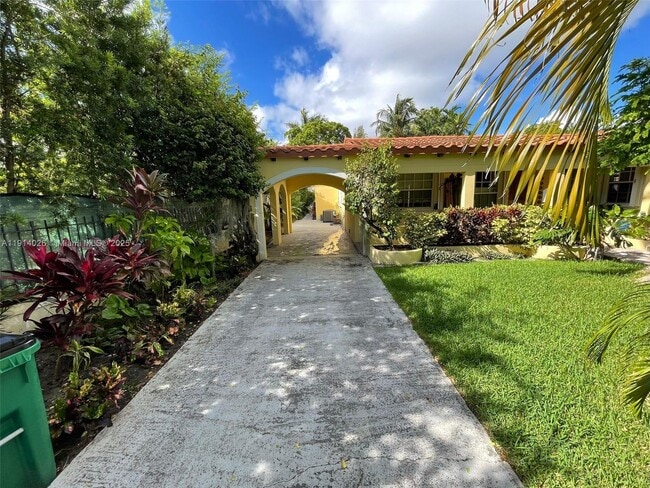 Foto del edificio - 1018 W 47th St