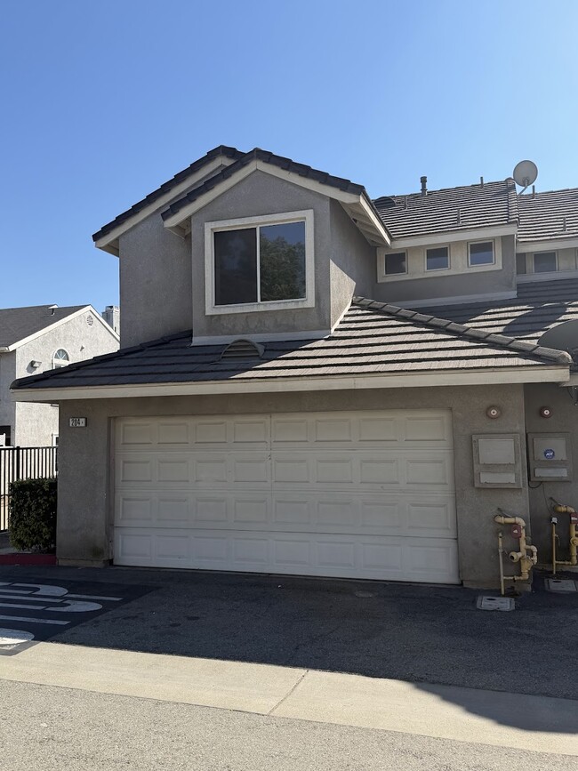 Building Photo - 204 W Walnut Ave